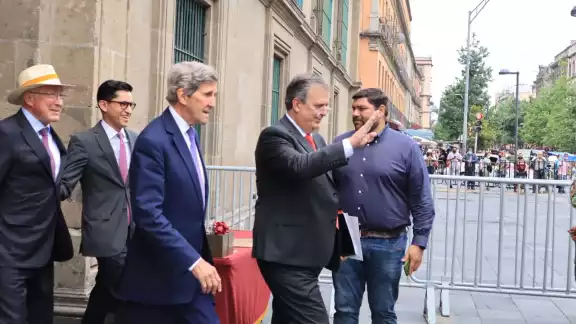 Marcelo Ebrard y John Kerry salieron contentos de Palacio Nacional. Foto: @SRE_mx Marcelo Ebrard y John Kerry salieron contentos de Palacio Nacional. Foto: @SRE_mx