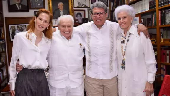 Ricardo Monreal mostró la franca camaradería que sostiene con el fundador Mario Menéndez Rodríguez Ricardo Monreal mostró la franca camaradería que sostiene con el fundador Mario Menéndez Rodríguez