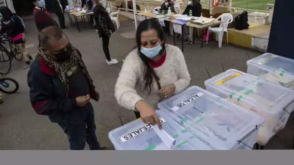 La elección se realizó el sábado y el domingo para evitar contagios por el COVID-19 lo que según expertos pudo influir en esta menor afluencia de votantes La elección se realizó el sábado y el domingo para evitar contagios por el COVID-19 lo que según expertos pudo influir en esta menor afluencia de votantes