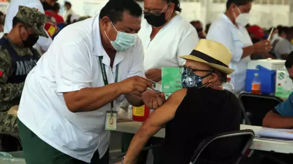 La segunda dosis anticovid de Pfizer-BioNTech será aplicada esta semana en Cancún por el personal de salud