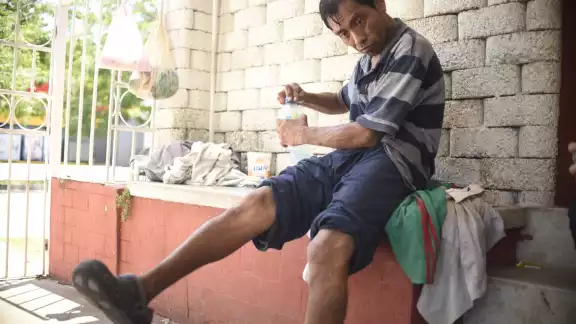 Los vecinos se encargarán del traslado siempre y cuando su familia lo vaya a recibir y se hagan cargo de él Los vecinos se encargarán del traslado siempre y cuando su familia lo vaya a recibir y se hagan cargo de él