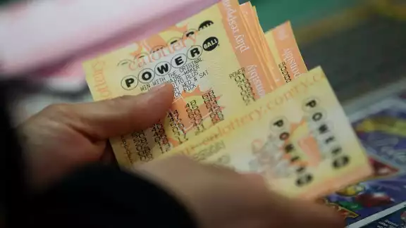 Un hombre ganó seis millones de dólares en el sorteo Powerball en Riverside Un hombre ganó seis millones de dólares en el sorteo Powerball en Riverside