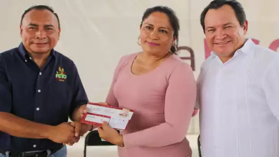 En Peto, el Delegado del Gobierno entregó 600 mil pesos en beneficio de las escuelas