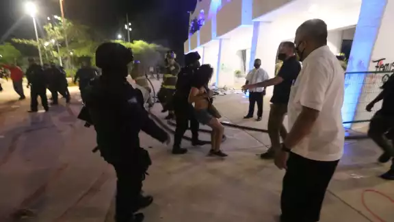 Elementos de la Policía Municipal en Cancún cometieron uso excesivo de la fuerza pública contra manifestantes del 9N Elementos de la Policía Municipal en Cancún cometieron uso excesivo de la fuerza pública contra manifestantes del 9N