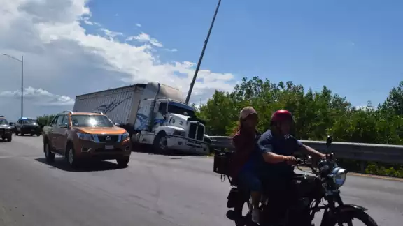 El conductor resultó ileso, pero necesitó una grúa para mover el camión El conductor resultó ileso, pero necesitó una grúa para mover el camión