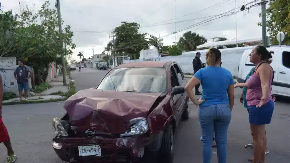 El auto presentó graves daños materiales tras el choque El auto presentó graves daños materiales tras el choque