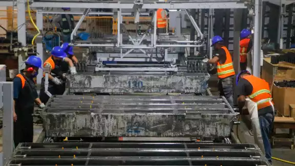 Familias completas laboran en las diferentes áreas de la planta; según se informó 1 de cada 3 piezas son hechas por mujeres Familias completas laboran en las diferentes áreas de la planta; según se informó 1 de cada 3 piezas son hechas por mujeres