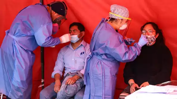 Se recomienda aislarse durante 5 días tras presentar síntomas, aunque si estos persisten, se debe acudir a atención médica