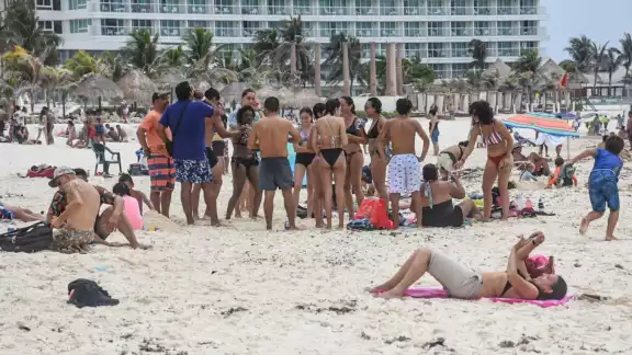 Turistas en las playas de Cancún Turistas en las playas de Cancún