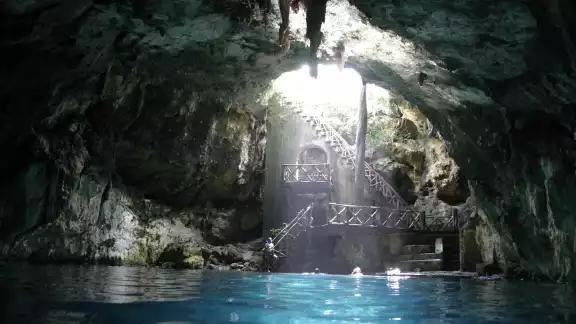 El cenote Chelentún se ubica en el municipio de Cuzamá El cenote Chelentún se ubica en el municipio de Cuzamá