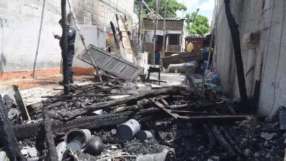 De la casa poco quedó ya que el fuego la consumió rápidamente De la casa poco quedó ya que el fuego la consumió rápidamente