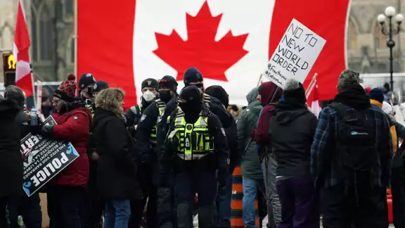 El centro de la capital federal canadiense, Ottawa, ubicada en Ontario, lleva dos semanas paralizado por manifestantes