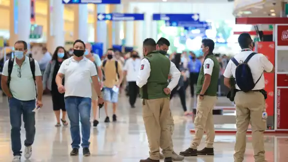 Personal migratorio en Cancún está desbordado ante los miles de pasajeros que llegan cada día Personal migratorio en Cancún está desbordado ante los miles de pasajeros que llegan cada día