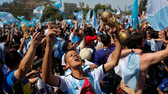 Los argentinos han estado celebrando durante todo el domingo en el país tras la victoria en Qatar contra Francia