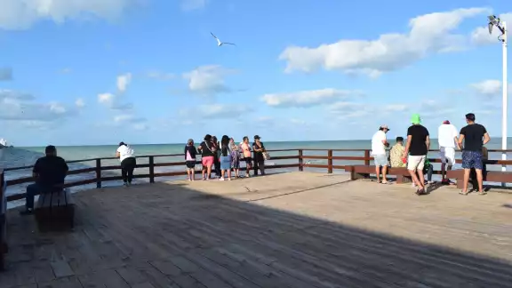 Adultos mayores han tenido accidentes al transitar por la estructura de madera, ubicada en el malecón, pues está resbalosa