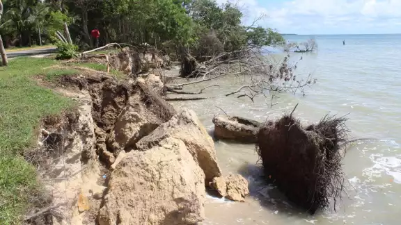 Al no tener una barrera natural contra a erosión, el desgajamiento de tierra del Boulevard Bahía en Chetumal aumenta
