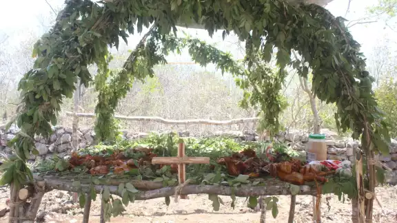 Las ofrendas se colocan en el altar para ser bendecidas antes de repartirse entre los presentes Las ofrendas se colocan en el altar para ser bendecidas antes de repartirse entre los presentes