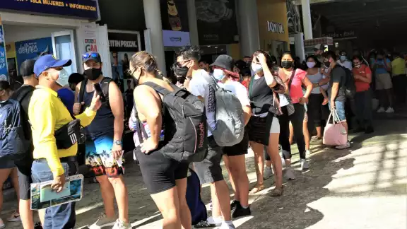 En las imágenes se pudo observar que no se respetó la Sana Distancia En las imágenes se pudo observar que no se respetó la Sana Distancia