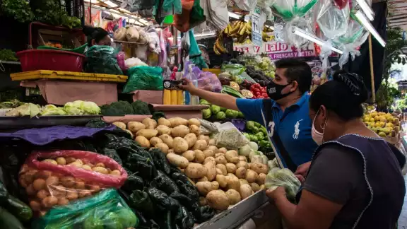 Otros genéricos que contribuyeron a la inflación fueron: el tomate verde, pollo, jitomate, chiles frescos, entreotros