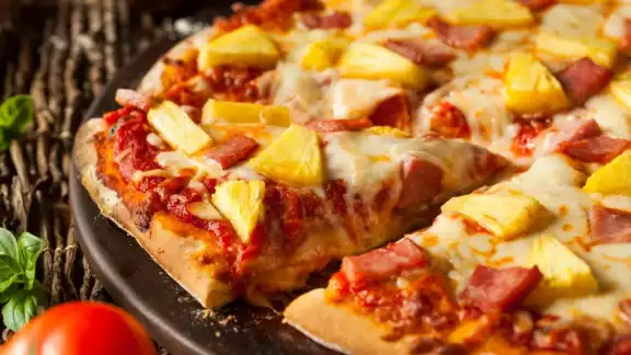 Chef italiano añade piña a la tradicional pizza y despierta polémica en el país