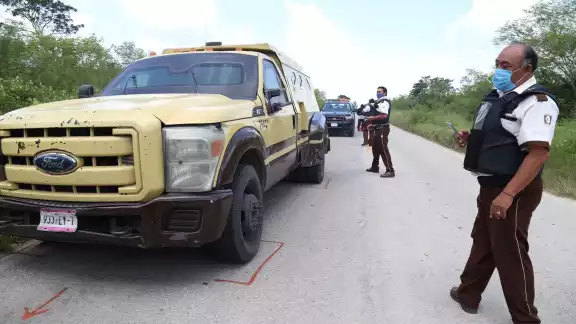 El motociclista habría chocado con un faro del camión para luego avanzar cerca de 60 metros sobre la carretera El motociclista habría chocado con un faro del camión para luego avanzar cerca de 60 metros sobre la carretera