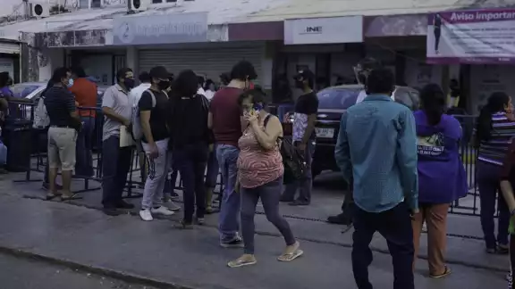 Largas filas de ciudadanos se formaban a las afueras de los módulos del órgano electoral Largas filas de ciudadanos se formaban a las afueras de los módulos del órgano electoral