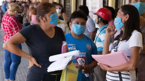 El uso indebido del cubrebocas es evidente