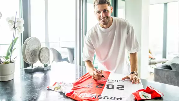 Santiago Giménez extiende su contrato con el Feyenoord hasta 2027 Santiago Giménez extiende su contrato con el Feyenoord hasta 2027
