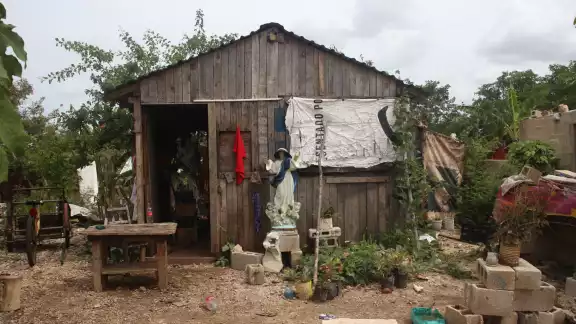 Los vecinos de la colonia Forjadores en Mérida indicaron que pagan hasta 20 pesos semanales por el servicio de agua que consumen Los vecinos de la colonia Forjadores en Mérida indicaron que pagan hasta 20 pesos semanales por el servicio de agua que consumen