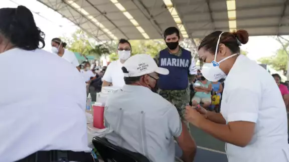 Los módulos de vacunación para adultos mayores de 60 años en Cancún, estarán disponibles hasta hoy a las 6 pm
