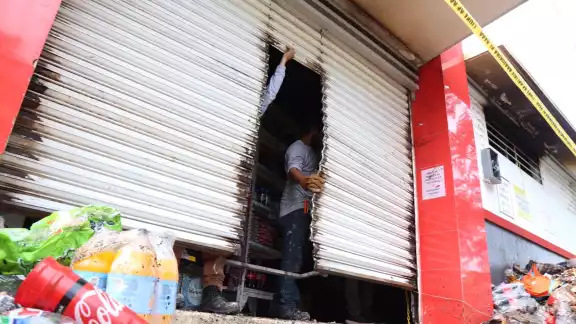 En estos momentos están realizando un inventario para determinar el monto de los daños y el origen del fuego En estos momentos están realizando un inventario para determinar el monto de los daños y el origen del fuego