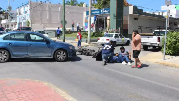 Ambos motociclistas presentaron heridas y golpes