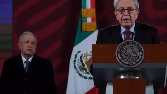 Destacó que con la participación de las Fuerzas Armadas y la Guardia Nacional, del 16 al 22 de febrero, se distribuyeron un millón 520 mil 405 piezas de equipo de protección personal en 18 entidades. Destacó que con la participación de las Fuerzas Armadas y la Guardia Nacional, del 16 al 22 de febrero, se distribuyeron un millón 520 mil 405 piezas de equipo de protección personal en 18 entidades.