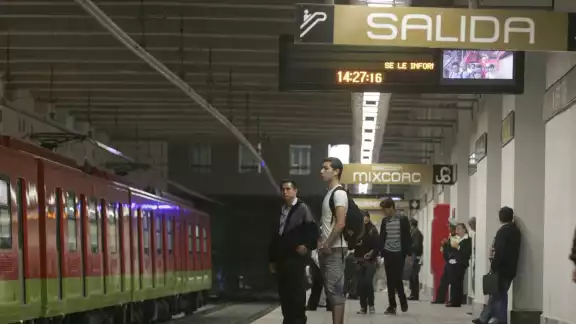 Usuarios esperan un tren en la Línea 12 del Metro Usuarios esperan un tren en la Línea 12 del Metro