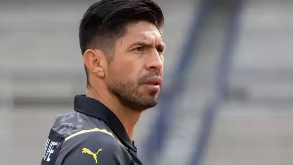 El delantero mexicano cuelga los botines a sus 38 años.