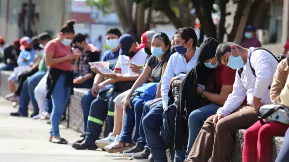 Pacientes con COVID hacen largas filas por una incapacidad del IMSS. Foto: Saraí Manzo