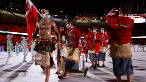 Pita Taufatofua, lució su torso desnudo y bien aceitado