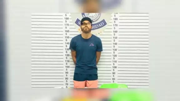 El hombre estadounidense permanecerá en la Fiscalía General de Quintana Roo, sede Playa del Carmen, por portación de droga