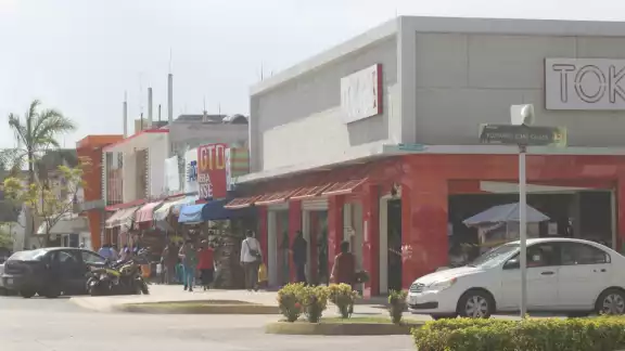 Otra situación que afecta a los locales del lugar es la inseguridad que se vive en la ciudad Otra situación que afecta a los locales del lugar es la inseguridad que se vive en la ciudad