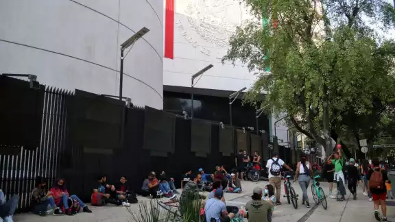 Plantón de consumidores de marihuana a las afueras del Senado