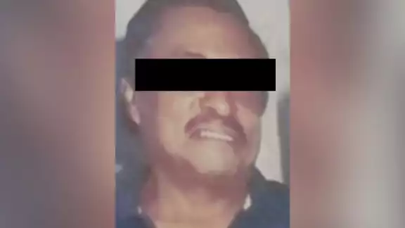 Pese a que no se mencionaron detalles, la leyenda de "localizado" aparece en letras negras, lo que significa que fue encontrado sin vida Pese a que no se mencionaron detalles, la leyenda de "localizado" aparece en letras negras, lo que significa que fue encontrado sin vida