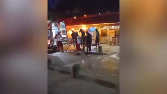 De acuerdo con testigos, las mujeres baleadas estaban comiendo en las mesas colocadas afuera del establecimiento cuando fueron baleadas De acuerdo con testigos, las mujeres baleadas estaban comiendo en las mesas colocadas afuera del establecimiento cuando fueron baleadas