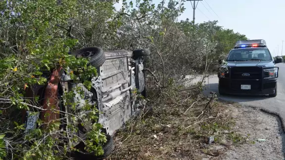 Los pasajeros de la camioneta solamente presentaron golpes Los pasajeros de la camioneta solamente presentaron golpes