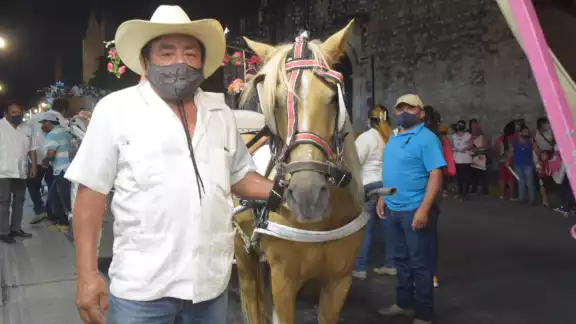 Echeverría Ayala, aseguró que no dejarán de operar como calesas tradicionales, porque de hacerlo implicaría terminar con una tradición cultural de más de 100 años de existencia Echeverría Ayala, aseguró que no dejarán de operar como calesas tradicionales, porque de hacerlo implicaría terminar con una tradición cultural de más de 100 años de existencia