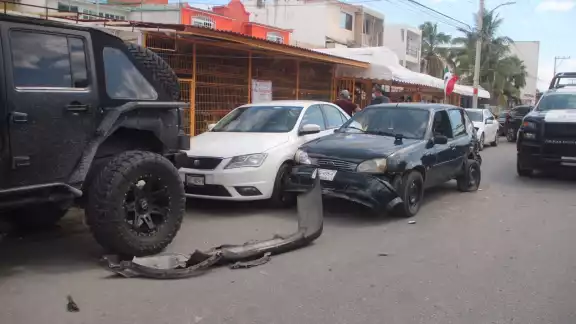 La conductora de una camioneta Kia, impactó a un automóvil Ford, cuyo conductor estaba estacionado en doble fila La conductora de una camioneta Kia, impactó a un automóvil Ford, cuyo conductor estaba estacionado en doble fila