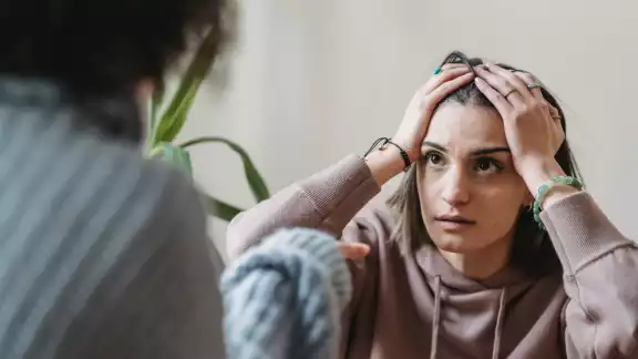 La mujer no podía creer que se había gastado casi 50 mil millones del dólares la noche anterior La mujer no podía creer que se había gastado casi 50 mil millones del dólares la noche anterior