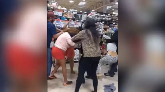 Pese a tener a sus hijos pequeños cerca, el grupo de mujeres continuó con el altercado hasta que fueron expulsadas de la tienda Pese a tener a sus hijos pequeños cerca, el grupo de mujeres continuó con el altercado hasta que fueron expulsadas de la tienda