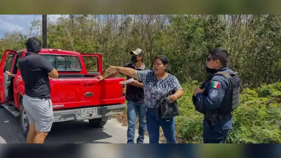 Al verificar que no había armas de por medios, los policías de Cozumel instaron a los quejosos a acudir a las instancias correspondientes Al verificar que no había armas de por medios, los policías de Cozumel instaron a los quejosos a acudir a las instancias correspondientes