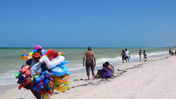 Bañistas no pierden la oportunidad de visitar las playas del puerto Bañistas no pierden la oportunidad de visitar las playas del puerto