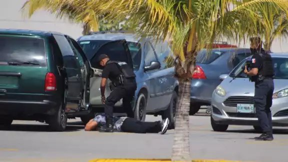 A los detenidos se les aseguró una camioneta tipo Voyager, además de varias armas, entre ellas armas largas